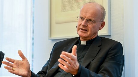 Bischof Franz-Josef Overbeck im Gespräch / © Harald Oppitz (KNA)