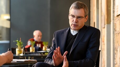 Bischof Heiner Wilmer im Gespräch / © Harald Oppitz (KNA)