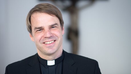 Bischof Stefan Oster in seiner Soutane / © Lukas Barth (KNA)