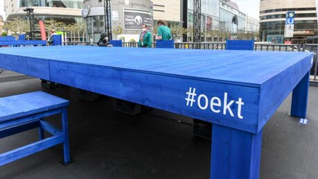 Blauer Tisch zum ÖKT in Frankfurt / © Harald Oppitz (KNA)