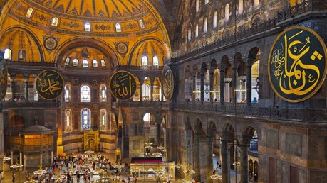 Blick in den Innenraum der Hagia Sophia in Instanbul / © Tatiana Popova (shutterstock)