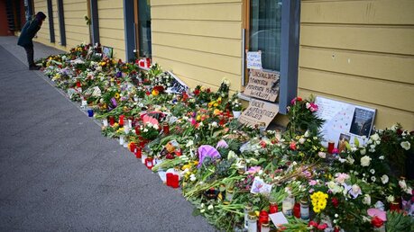 Blumen und Beileidsbekundungen vor dem Thusnelda von Saldern Haus der Einrichtung Oberlinhaus (Archiv) / © Soeren Stache (dpa)