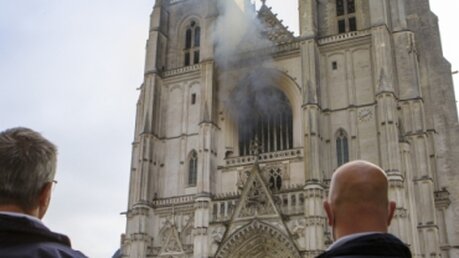 Brand in Kathedrale von Nantes / © Laetitia Notarianni (dpa)