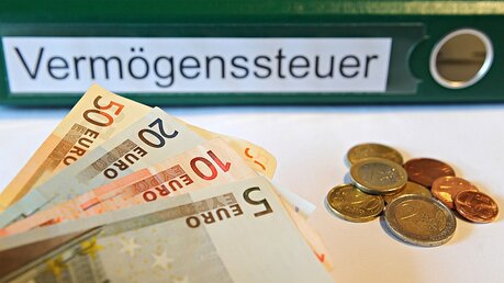 Braucht es in Deutschland eine Vermögenssteuer?  / © Daniel Bockwoldt (dpa)