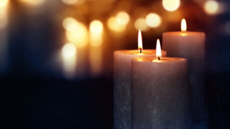 Brennende Kerzen als Zeichen der Trauer / © Gudrun Münz (shutterstock)
