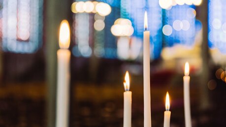 Brennende Kerzen in einer Kirche / © Guillaume Poli (KNA)
