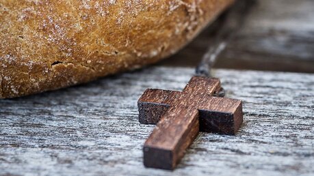 Brot und Kreuz / © Corinne Simon (KNA)