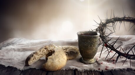 Brot, Wein und eine Dornenkrone / © Romolo Tavani (shutterstock)