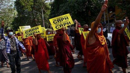 Buddhistische Mönche nehmen an einem Protestmarsch gegen den Militärputsch teil / © Str (dpa)