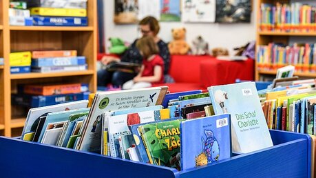 Büchertisch mit Kinderbüchern / © Harald Oppitz (KNA)