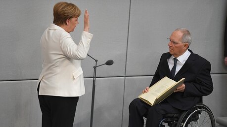 Bundeskanzlerin Angela Merkel wird im Bundestag nach ihrer Wahl vereidigt. / © Soeren Stache (dpa)