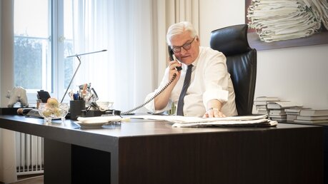 Bundespräsident Frank-Walter Steinmeier am Telefon / © Guido Bergmann/Bundesregierung (dpa)