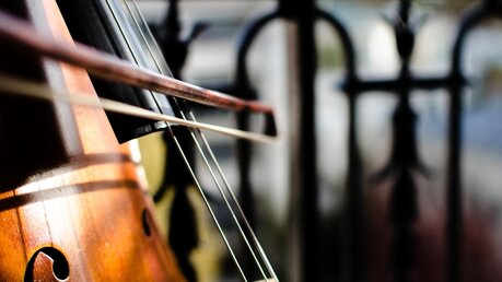 Cello auf einem Balkon / © EshanaPhoto (shutterstock)
