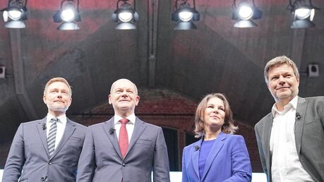 Christian Lindner, Olaf Scholz, Annalena Baerbock, und Robert Habeck stellen in Berlin den Koalitionsvertrag vor / © Michael Kappeler (dpa)