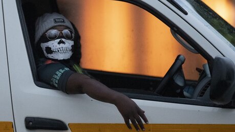 Coronavirus-Prävention: Taxifahrer mit Mundschutz in Südafrika / © Themba Hadebe (dpa)