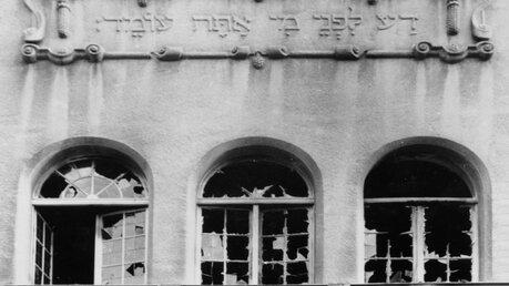 Zerstörte Fenster der Kieler Synagoge nach der Reichspogromnacht (Foto von 1938) / © Stadtarchiv Kiel/Stadtarchiv_kiel (dpa)