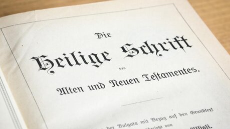 Deckblatt einer Bibel in altdeutscher Schrift / © Julia Steinbrecht (KNA)