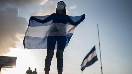 Demonstrantin mit Nicaragua-Flagge / © Carlos Herrera (dpa)