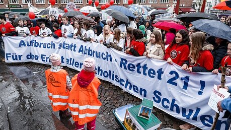 Demonstration für Erhalt katholischer Schulen in Hamburg / © Markus Scholz (dpa)