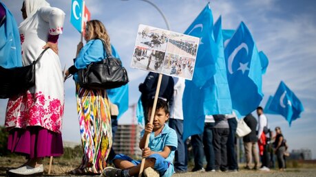 Demonstration mit uigurischen Flaggen für eine Verbesserung der Situation der Uiguren / © Kay Nietfeld (dpa)