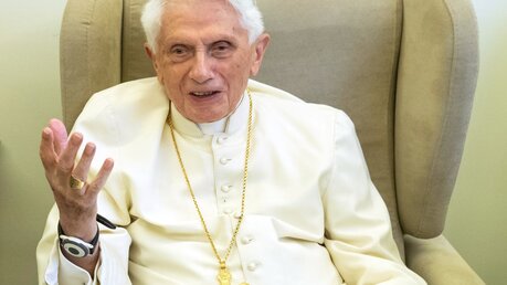 Der emeritierte Papst Benedikt XVI.  / © Daniel Karmann (dpa)
