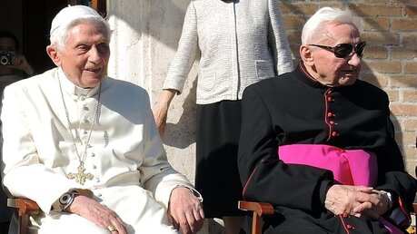 Der emeritierte Papst Benedikt XVI (l) und sein Bruder Georg im April 2017 / © Lena Klimkeit (dpa)