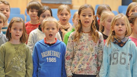 In der Gemeinschaft zu singen fördert die kindliche Entwicklung (Archivbild). / © Beatrice Tomasetti (DR)