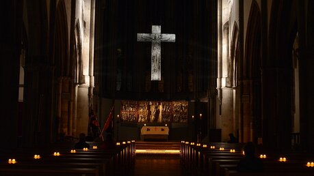 Der große Raum der Minoritenkirche wird nur von Kerzenlicht erleuchtet. / © Beatrice Tomasetti (DR)