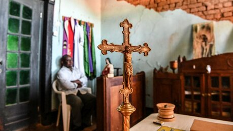 In der Kapelle von Burhale (Kongo) steht ein Kreuz auf dem Altar / © Harald Oppitz (KNA)
