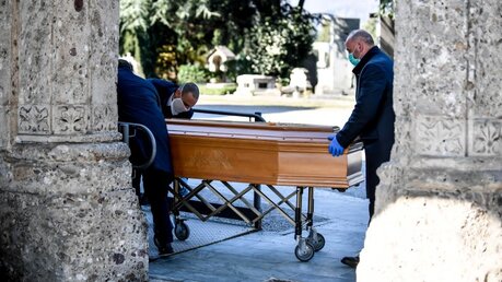 In der norditalienischen Stadt Bergamo wird fast alle 30 Minuten eine Beerdigung abgehalten. / © Claudio Furlan (dpa)