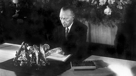 Der Präsident des Parlamentarischen Rates, Dr. Konrad Adenauer, bei der Unterzeichnung des Grundgesetzes am 23. Mai 1949 (dpa)