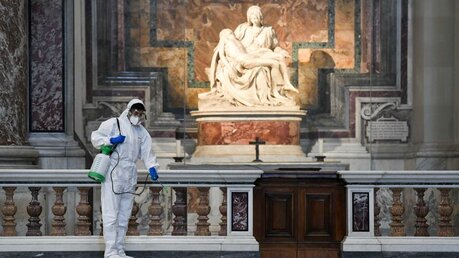 Desinfektion im Petersdom / © Vatican Media/Romano Siciliani (KNA)