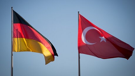 Deutsche und türkische Fahne  / ©  Kay Nietfeld