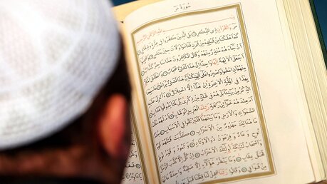 Ein Imam liest / © Rainer Jensen (dpa)