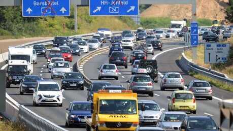 Dichter Verkehr auf Deutschen Autobahnen  (dpa)