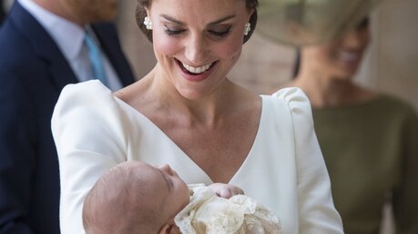Die britische Herzogin Kate trägt den britischen Prinz Louis / © Dominic Lipinski (dpa)