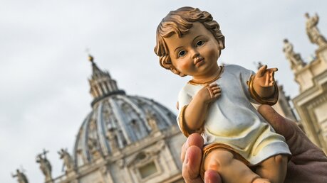 Die Figur eines Jesuskindes, um sie von Papst Franziskus segnen zu lassen / © Cristian Gennari (KNA)