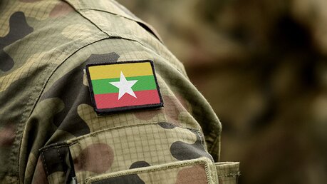 Die Flagge Myanmars als Abzeichen auf der Uniform eines Soldaten / © Bumble Dee (shutterstock)