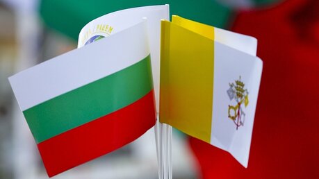 Die Flaggen von Bulgarien und dem Vatikan / © Alessandra Tarantino (dpa)