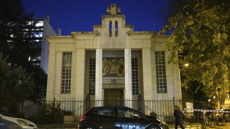 Die griechisch-orthodoxe Kirche in Lyon, vor der ein Priester angeschossen wurde. / ©  Laurent Cipriani/AP (dpa)