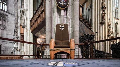 Die Kathedra, der Bischofsstuhl, im Kölner Dom / © Julia Steinbrecht (KNA)