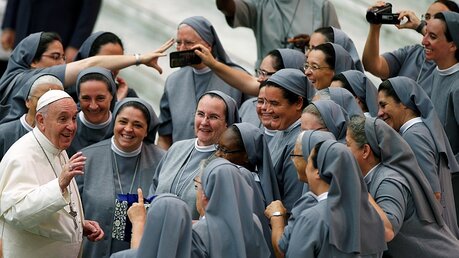 Papst Franziskus mit Ordensfrauen (Archiv) / © Yara Nardi (Reuters)