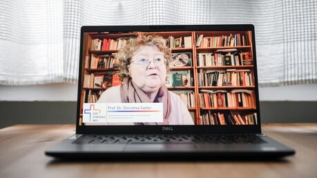Dorothea Sattler bei Online-Konferenz des Synodalen Weges / © Julia Steinbrecht (KNA)