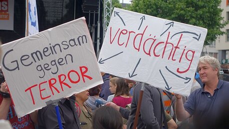 Sie wollen ein Zeichen gegen islamistisch motivierten Terror setzen: Muslime am Samstag in Köln / © Matthias Milleker (DR)