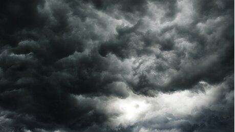 Dunkle Wolken / © worradirek (shutterstock)