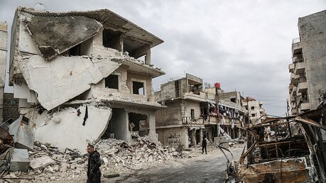 Durch Luftangriffe zerstörte Häuser in der Region Idlib / © Anas Alkharboutli (dpa)