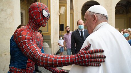 Ein als Spider-Man verkleideter Mann schenkt Papst Franziskus eine Superhelden-Maske / © Vatican Media/Romano Siciliani (KNA)