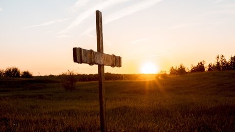 Ein Holzkreuz bei Sonnenaufgang / © Wirestock Images (shutterstock)