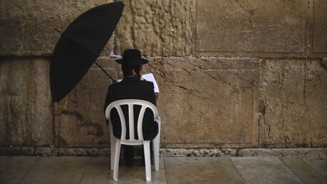 Jude betet an der Klagemauer während einer Gebetsstunde angesichts der Ausbreitung des Coronavirus / © Ariel Schalit (dpa)