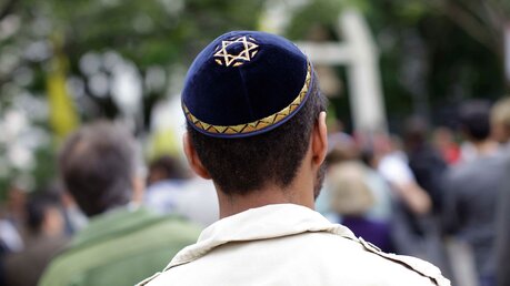 Ein jüdischer Mann trägt einen blauen Kippah mit einem Davidstern / © Nelson Antoine (shutterstock)